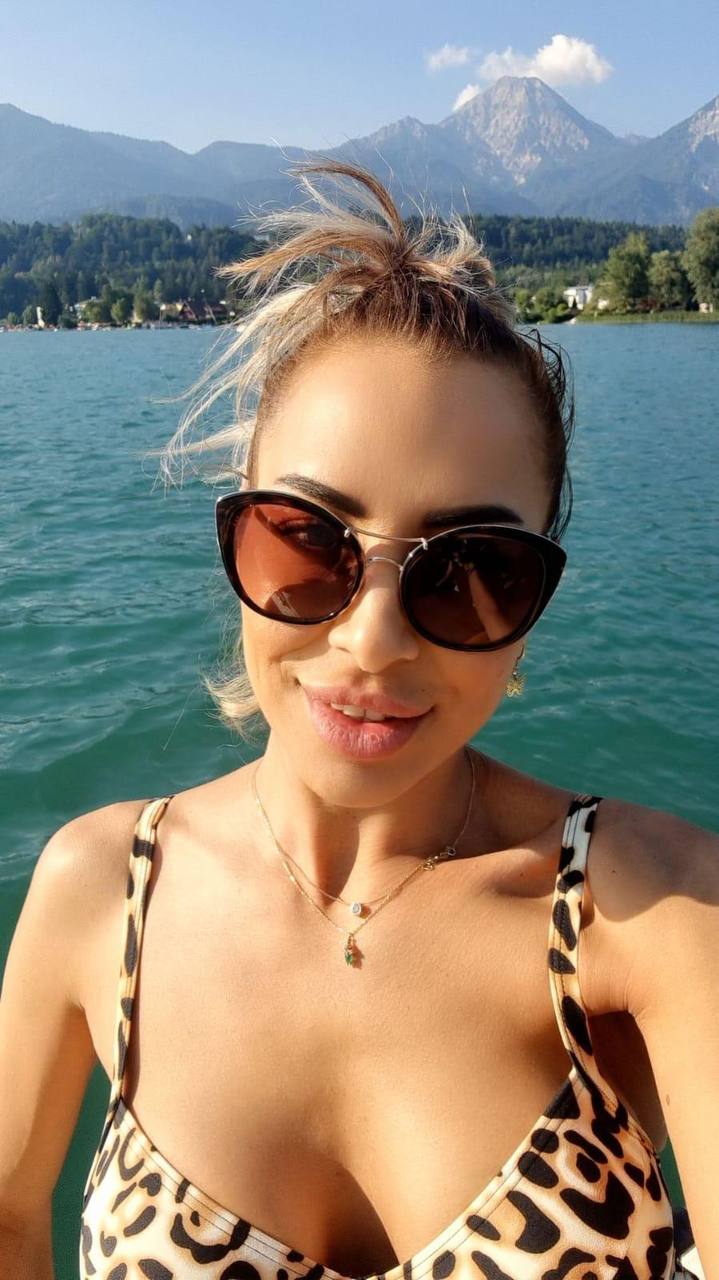 Selfie gallery profile picture of blonde escort Louise  