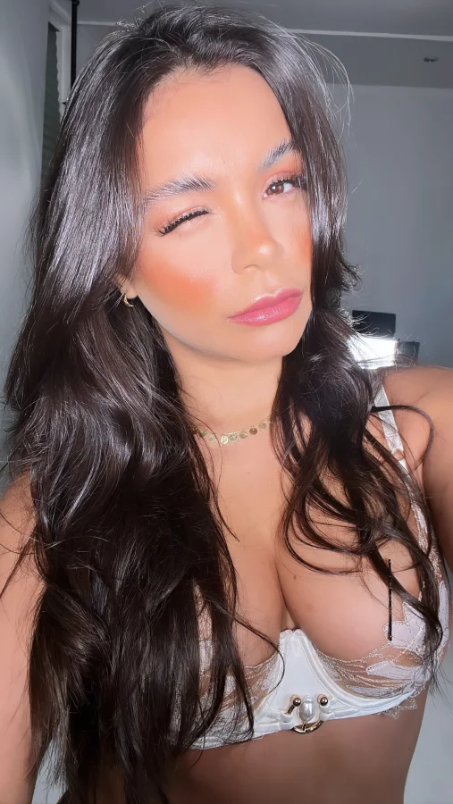 A very sexy lady called Nanda is giving us a little wink