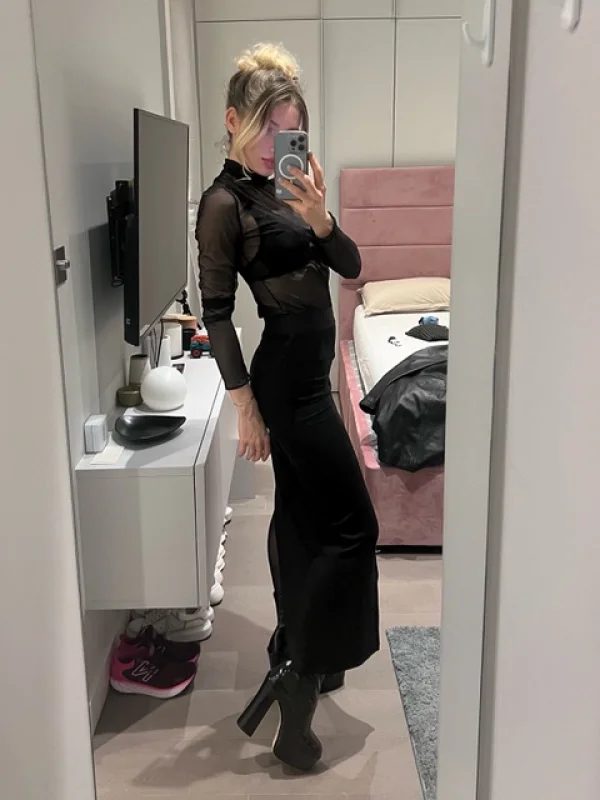 Full length mirror selfie of Zendaia in a black dress 