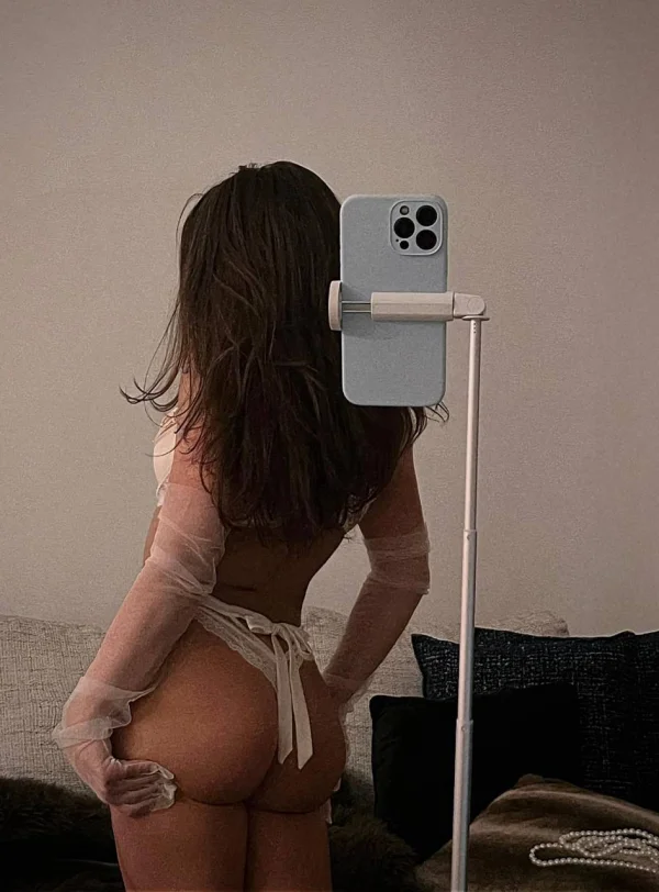 Sexy brunette escort Doris is showing off her back and bum in this beautiful selfie 