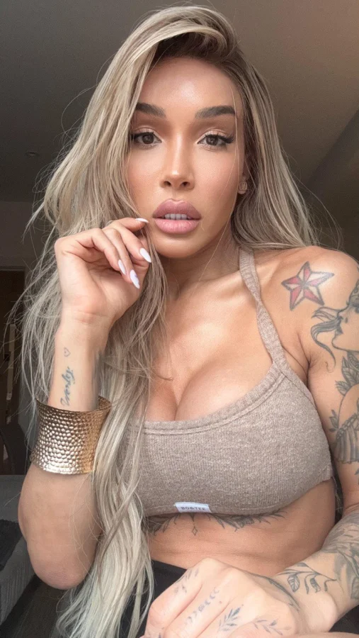 A selfie of a blonde Brazilian escort with tattoos called Francesca 