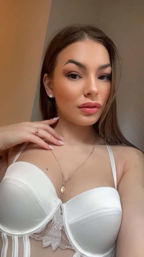 A sexy brunette escort has taken this selfie of herself 