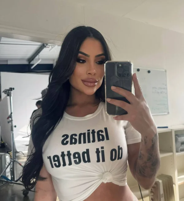 Brazilian escort Beatriz taking a mirror selfie 