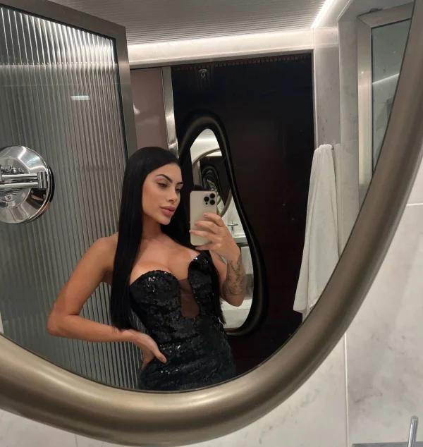 London escort taking a mirror selfie 