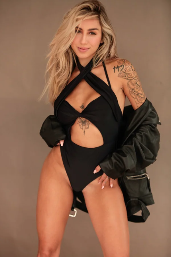 Blonde escort with a full sleeve tattoo 