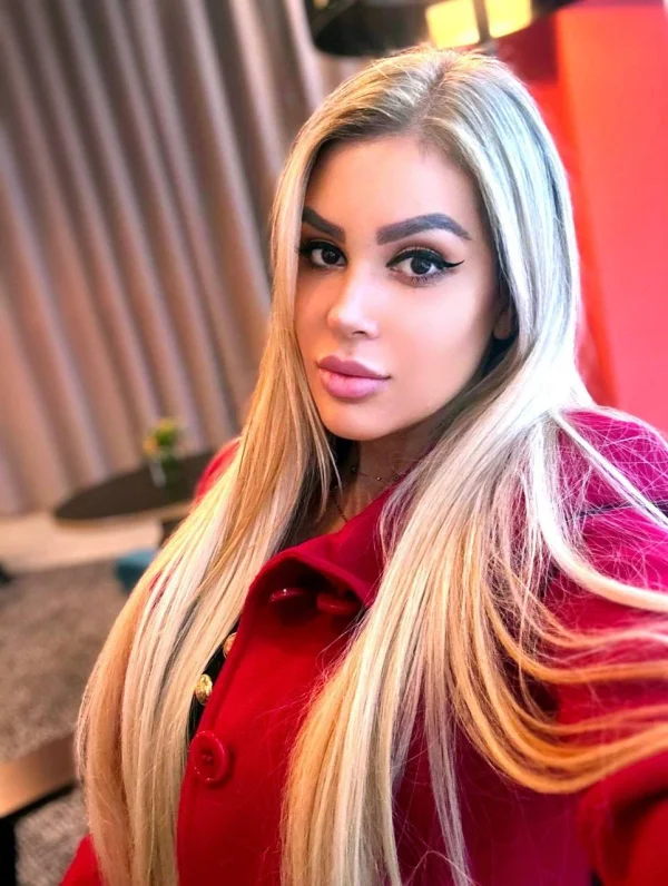 Sunshine looks very sexy in this selfie picture of the Brazilian escort 