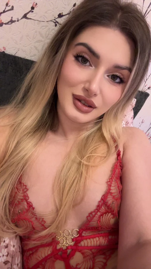 A selfie of a young blonde London escort named Alma