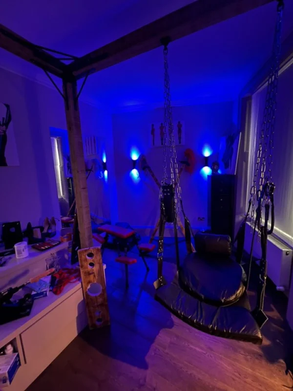 the dungeon of a sexy London mistress 