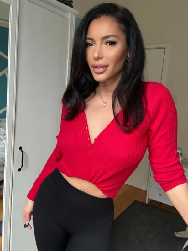 Selfie gallery profile picture of Kylie looking sexy  looks very sexy wearing a red top 