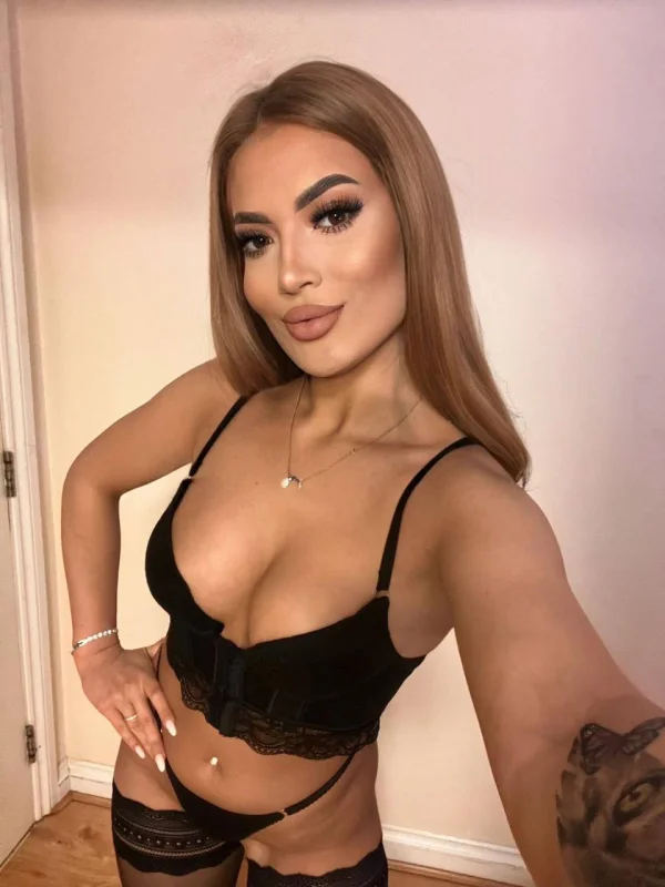 Selfie gallery profile picture of a London escort named Bella-Bell